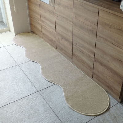 北欧風キッチンマット ラグマットタイプ ピーナッツ型 アッシュベージュ 抗菌防臭 diw0043