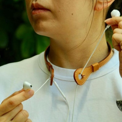 SKLO イヤホンネックホルダー iHooc　Sサイズ【Camel × 裏地 Navy】