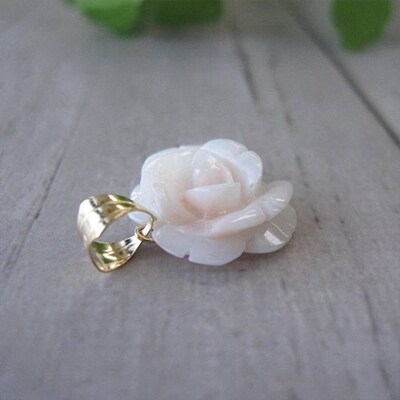 高知産天然白珊瑚薔薇の花のペンダント