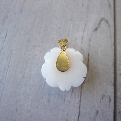 高知産天然白珊瑚薔薇の花のペンダント
