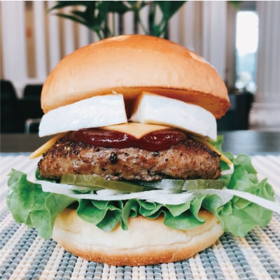 3年連続バーガーグランプリ優勝のカマンベールチーズを挟んだビーフ100%のダブルチーズバーガー×4個