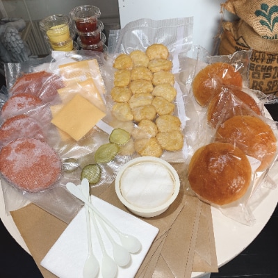 3年連続バーガーグランプリ優勝のカマンベールチーズを挟んだビーフ100%のダブルチーズバーガー×4個