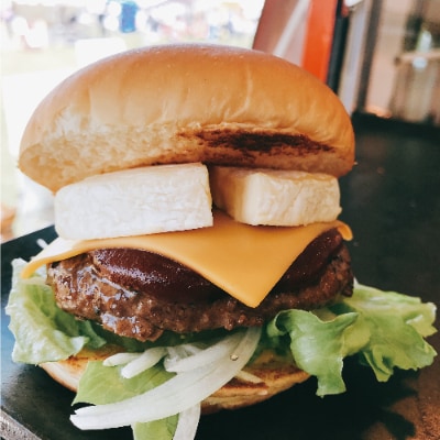 3年連続バーガーグランプリ優勝のカマンベールチーズを挟んだビーフ100%のダブルチーズバーガー×4個