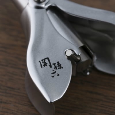 関孫六 回転式鼻毛カッター ◇貝印 お掃除ブラシ付き
