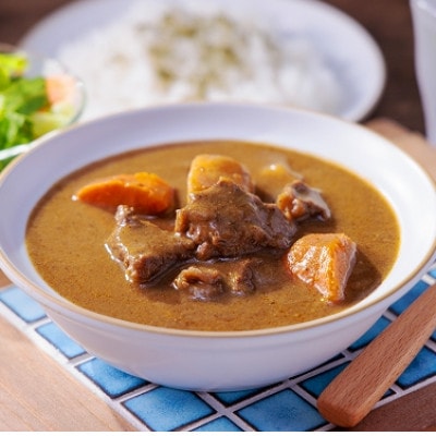つやま牛そずり肉カレー4個と津山産きぬむすめ2合×2個セット