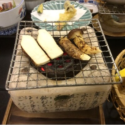【期間限定】岩手県産 天然松茸 約200g 国産 松茸訳あり 【開きや小さめ、割れ、欠けなど】 
