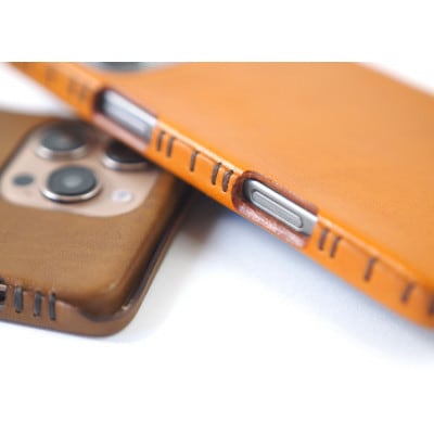 【iPhone16用】本革ケース・レッド