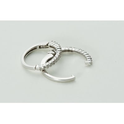 【ジュエリーの街、山梨県甲府市】ダイヤ0.20ct K18WGピアリング　E4670W