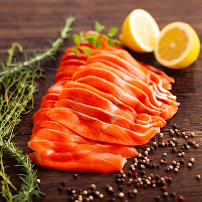 天然紅鮭無添加スモークサーモン半身(スライス4分割)【2026年4月以降発送】
