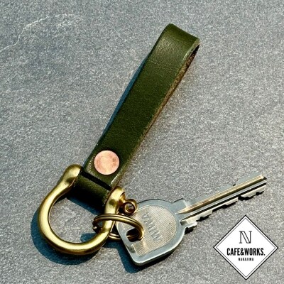 レザークラフト:真鍮シャックル本革レザーキーホルダー小(モスグリーン)