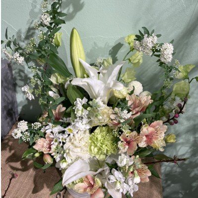 季節の生花で彩るお供えアレンジメント~偲ぶ~