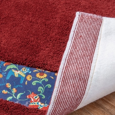 北欧の「幸せを運ぶ馬」ダーラヘスト柄のキッチンマット　ワインレッド(縦50cm×横180cm)