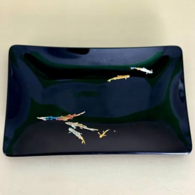 角小皿　鯉　漆黒
