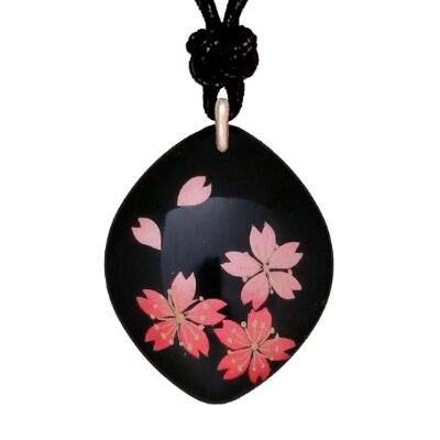 漆器のペンダント　ダイヤ形　手描き蒔絵　さくら