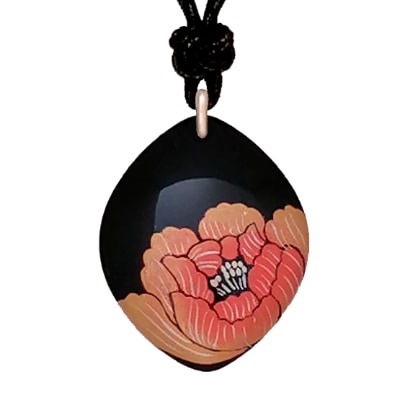 漆器のペンダント　ダイヤ形　手描き蒔絵　牡丹