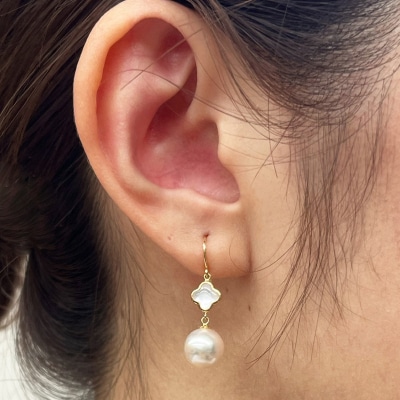真珠 ピアス シェル 8-8.5mm クローバー ホワイトピンク K18YG_S101-421