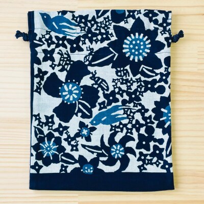 藍と型染の巾着【花つばめ】