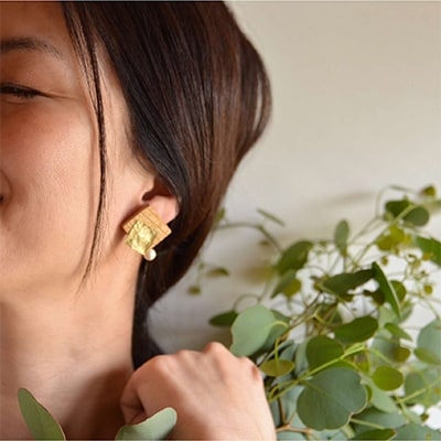 「木のアクセサリー」ケヤキ・真鍮・コットンパールのイヤリング　16KGP
