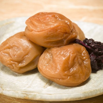 【2022年2月上旬発送】本場和歌山みなべの昔懐かしの味「うす塩風味梅干し」1kg(化粧箱入)