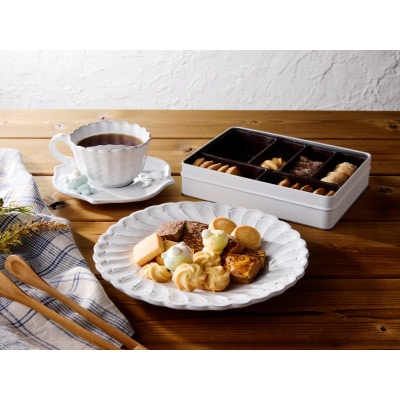 寝クマのクッキー缶