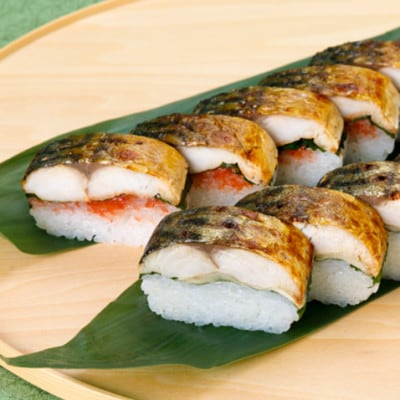 焼き鯖寿司2種食べ比べセット(焼き鯖すしと博多明太子をたっぷり使用した「めんたい焼き鯖寿し」各1本)