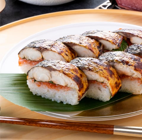 めんたい焼き鯖寿し×2本 こんがり香ばしい焼き鯖にピリ辛の明太子、大葉、福井産のコシヒカリが相性抜群