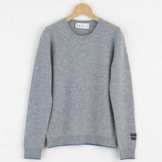 手しごとで編む〈白田のカシミヤ〉のラウンドネックプルオーバー(マウス)女性用サイズ: S