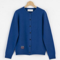 手しごとで編む〈白田のカシミヤ〉のラウンドネックカーディガン(ビクトリアブルー)女性用サイズ:M