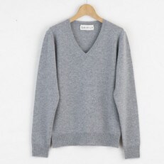 手しごとで編む〈白田のカシミヤ〉Vネックプルオーバー(マウス)女性用サイズ:S