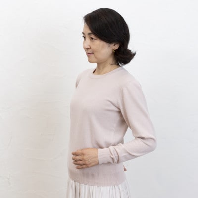 〈白田のカシミヤ〉のベビーカシミヤ ラウンドネックプルオーバー(アイスピンク)女性用サイズ:M