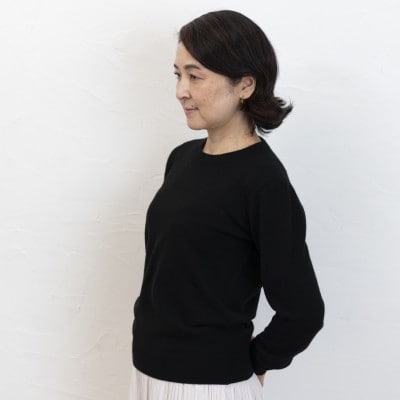 〈白田のカシミヤ〉のベビーカシミヤ ラウンドネックプルオーバー(ブラック)女性用サイズ:S