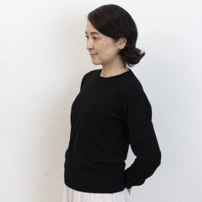 〈白田のカシミヤ〉のベビーカシミヤ ラウンドネックプルオーバー(ブラック)女性用サイズ:M
