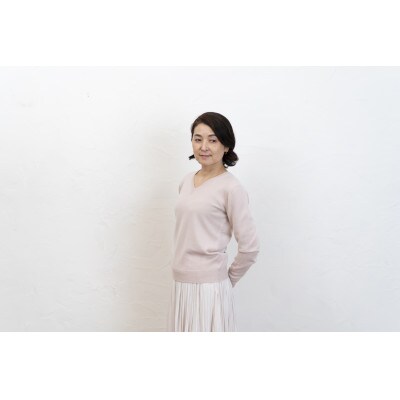 〈白田のカシミヤ〉のベビーカシミヤ Vネックプルオーバー(アイスピンク)女性用サイズ:M