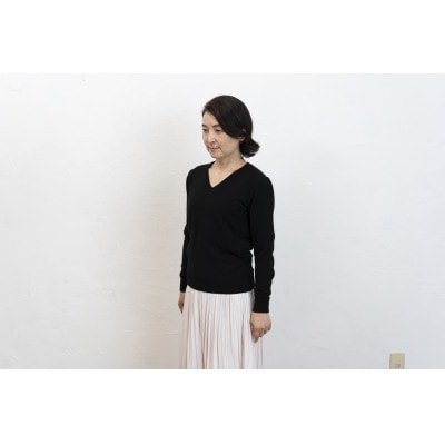 〈白田のカシミヤ〉のベビーカシミヤ Vネックプルオーバー(ブラック)女性用サイズ:M