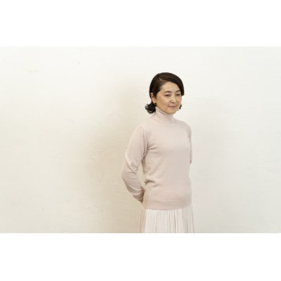 〈白田のカシミヤ〉のベビーカシミヤ タートルネックプルオーバー(アイスピンク)女性用サイズ:M