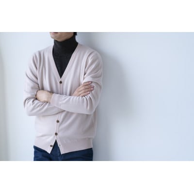 〈白田のカシミヤ〉のベビーカシミヤ Vネックカーディガン(アイスピンク)男性用サイズ:M