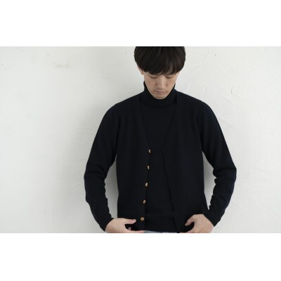 〈白田のカシミヤ〉のベビーカシミヤ Vネックカーディガン(ブラック)男性用サイズ:M