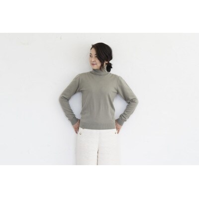 〈白田のカシミヤ〉のベビーカシミヤ タートルネックプルオーバー (オリーブグレー)女性用サイズ:S