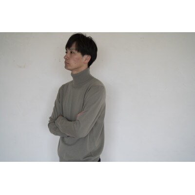 〈白田のカシミヤ〉のベビーカシミヤ タートルネックプルオーバー(オリーブグレー)男性用サイズ:M