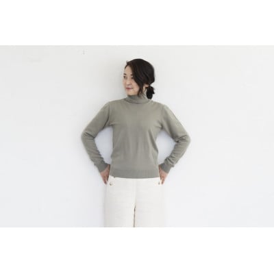 〈白田のカシミヤ〉のベビーカシミヤ タートルネックプルオーバー(オリーブグレー)女性用サイズ:L