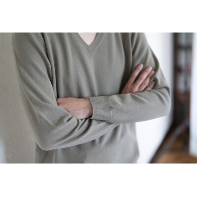 〈白田のカシミヤ〉のベビーカシミヤ Vネックプルオーバー(オリーブグレー)男性用サイズ:M
