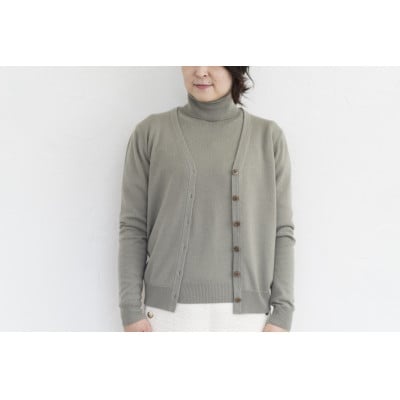 〈白田のカシミヤ〉のベビーカシミヤ Vネックカーディガン(オリーブグレー)女性用サイズ:M