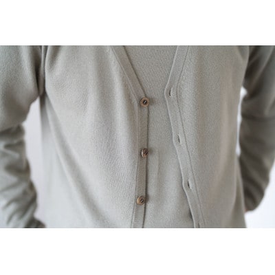 〈白田のカシミヤ〉のベビーカシミヤ Vネックカーディガン(オリーブグレー)男性用サイズ:LL
