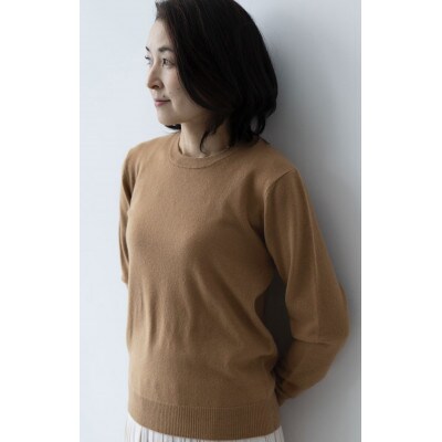 〈白田のカシミヤ〉のベビーカシミヤ ラウンドネックプルオーバー(キャメル)女性用サイズ:M