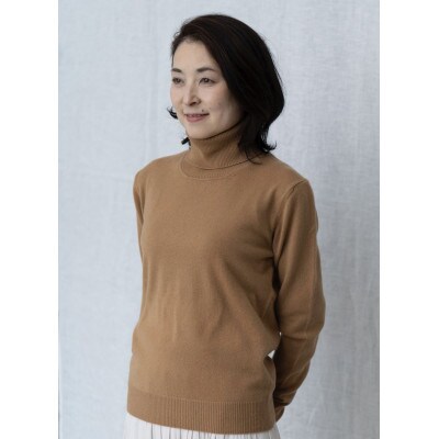 〈白田のカシミヤ〉のベビーカシミヤ タートルネックプルオーバー(キャメル)女性用サイズ:S