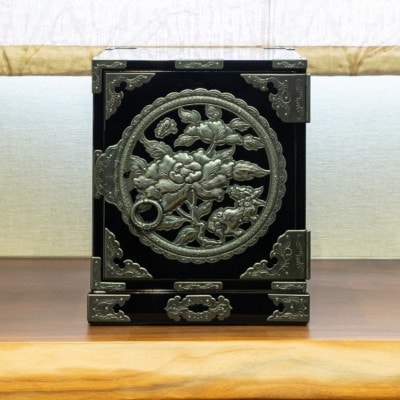 【彫金手打金具】仙台箪笥　舟箪笥　黒呂漆塗り　(お申込書返送後3ヵ月～10ヵ月程度でお届け)