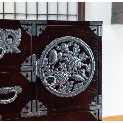 【扉:彫金手打金具】仙台箪笥 三・五尺横長箪笥 拭き漆塗り(薔薇に蝶) 申込書返送後8～12ヶ月発送