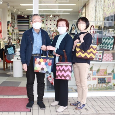 パッチワークキルトのトートバッグ ブルー(花) | 千葉県銚子市