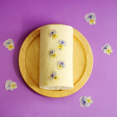 わらび餅入り フラワーロールケーキ ふわふわ生地