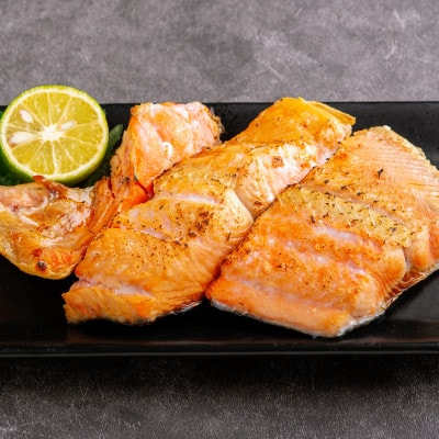 【訳あり】天然紅鮭 ご家庭用切身 1kg(カマ・尾含む)